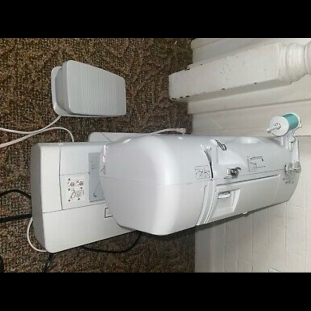 Sewing machine - Picture 1 of 7